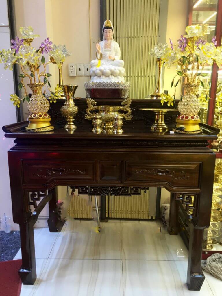 Bàn thờ Quan Âm gồm tượng Phật Quan Âm, lư hương, lọ hoa, nến/đèn, lễ vật chay