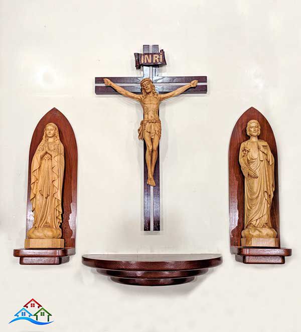 Mẫu bàn thờ này chia làm các bộ phận nhỏ lẻ như tượng mẹ Maria, ông Gio-an và chúa Giesu trên thập giá